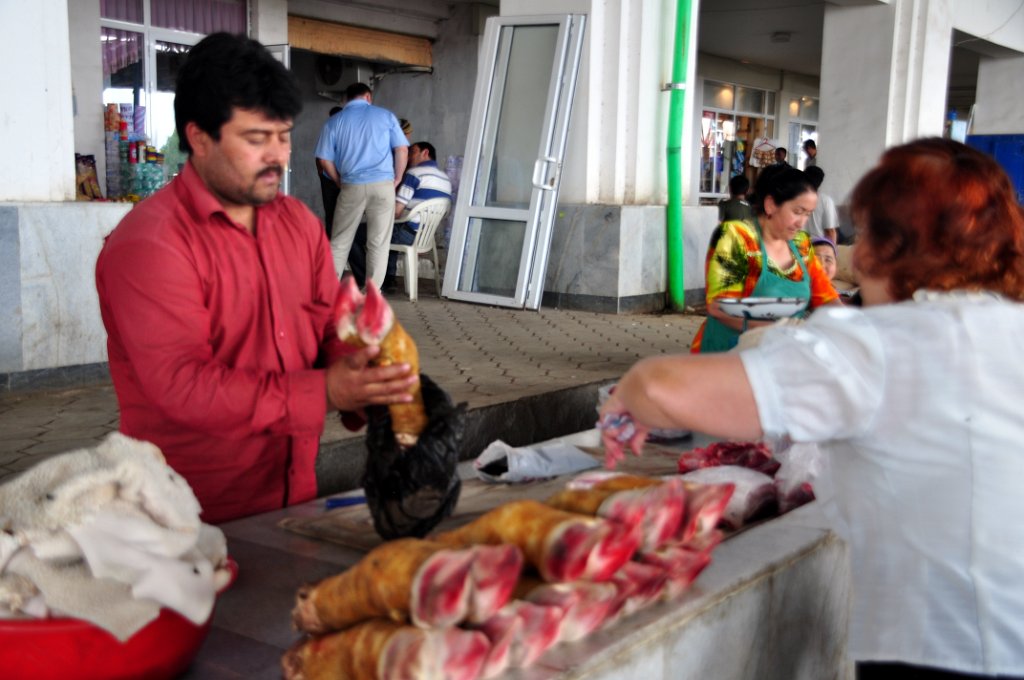 42 Samarcanda - venditore di carne al mercato.JPG